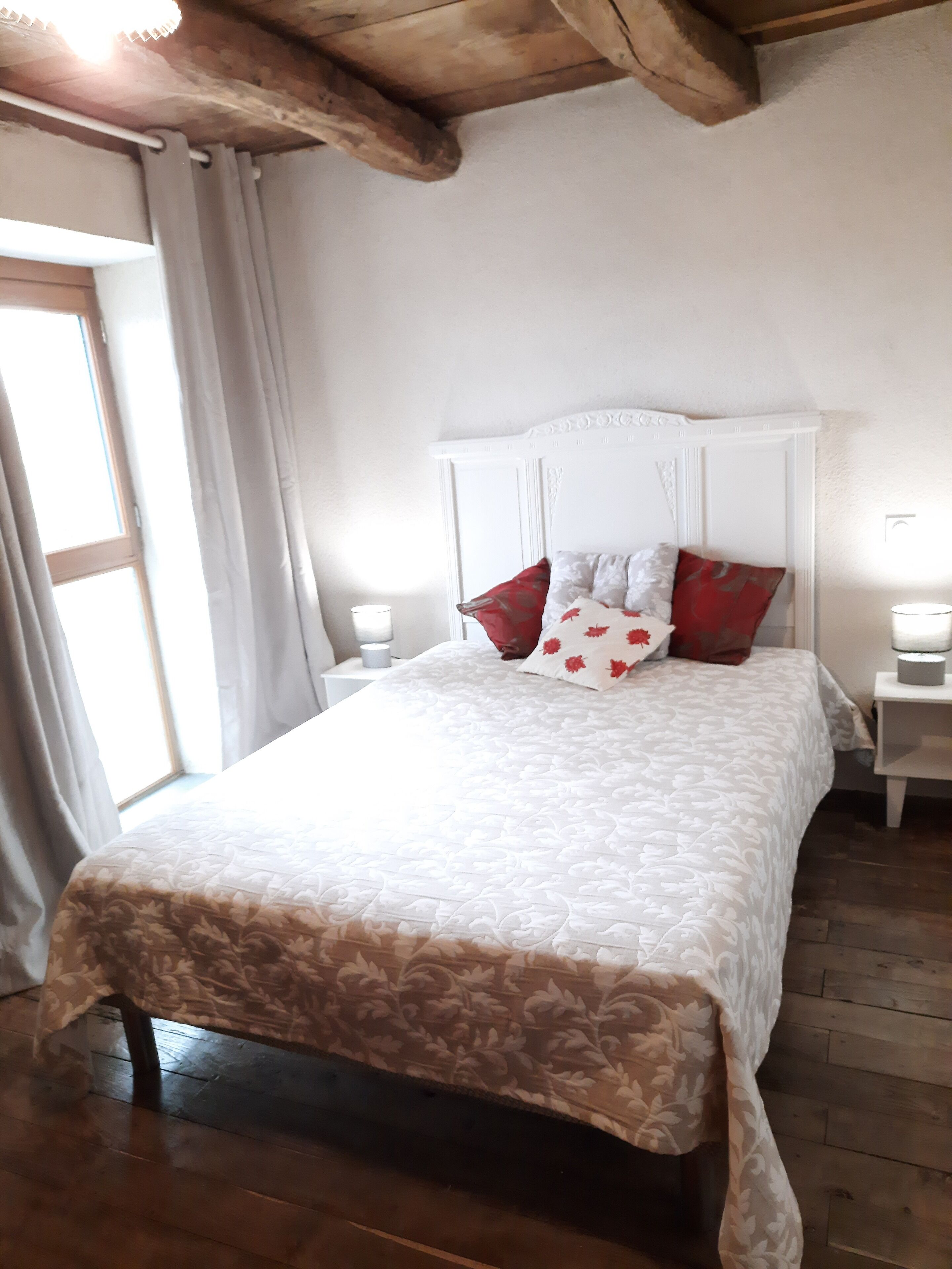 2 habitaciones, tabla de planchar con plancha y cuna de viaje 