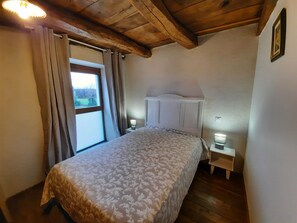 2 chambres, fer et planche à repasser, lit de bébé portatif