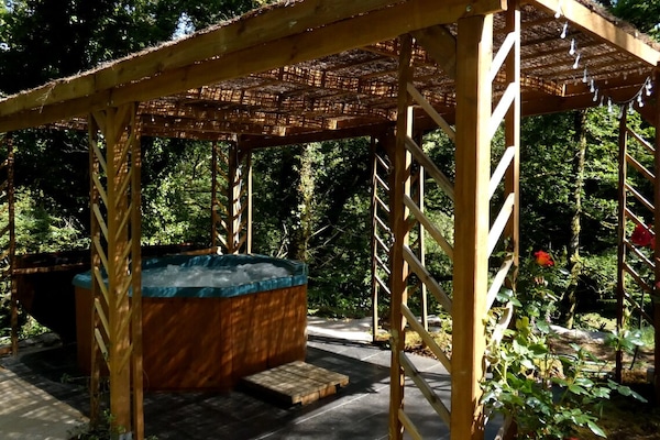 Outdoor spa tub