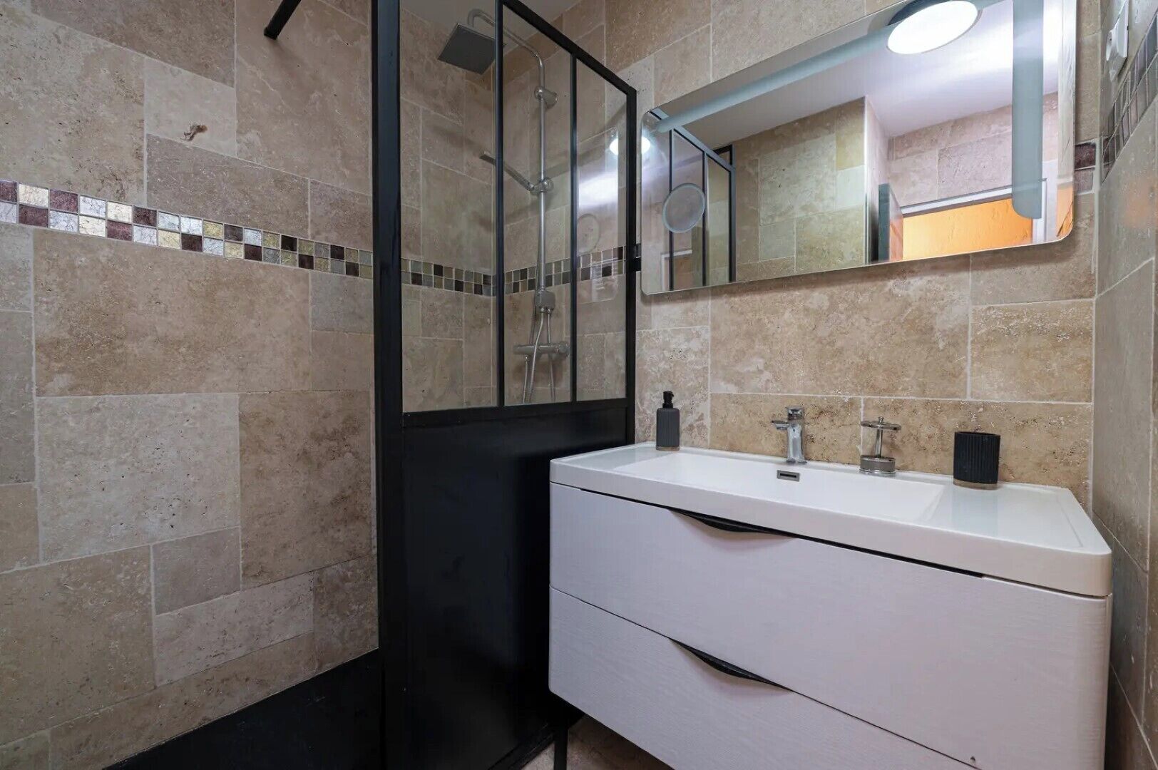 Douche, sèche-cheveux, serviettes fournies, papier toilette