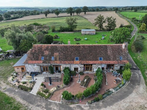 Gîte convivial à Blomard avec piscine partagée et animaux acceptés