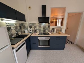 Fridge, microwave, oven, cookware/dishes/utensils