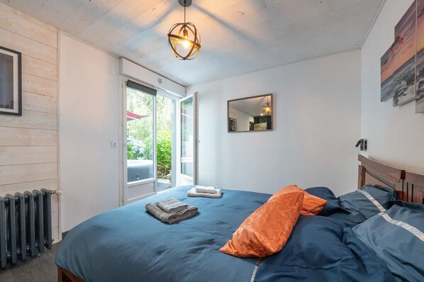 1 bedroom, iron/ironing board, travel cot, free WiFi