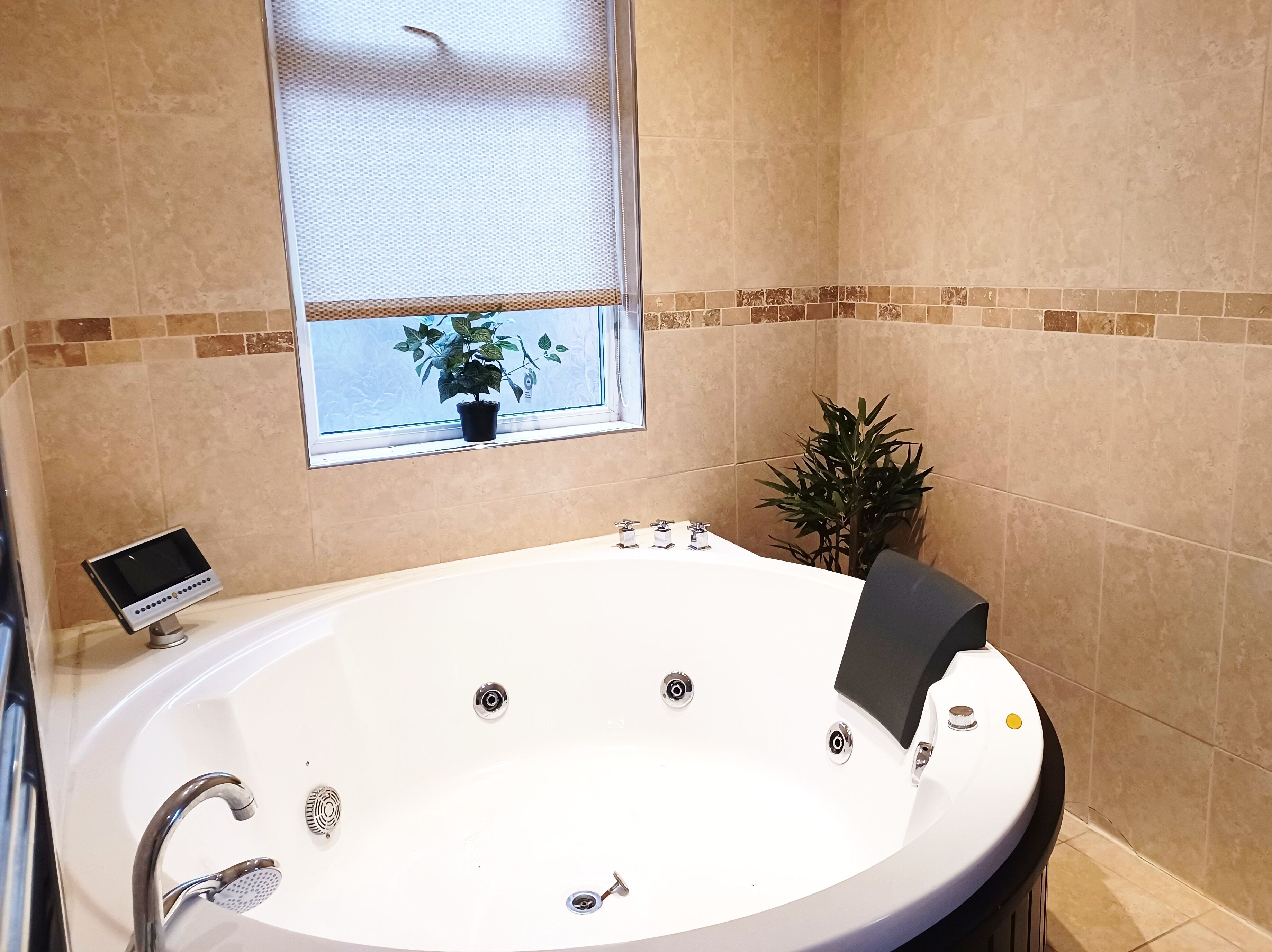 Een bad, handdoeken, toiletpapier