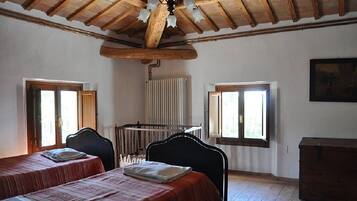 7 quartos, ferros/tábuas de passar roupa, berço de viagem, roupa de cama