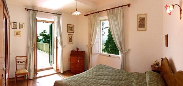 7 bedrooms, iron/ironing board, travel crib, bed sheets