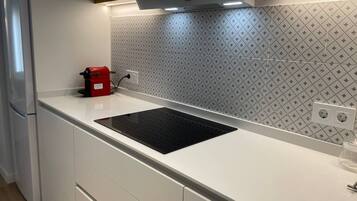 Een koelkast, een magnetron, een oven, een kookplaat