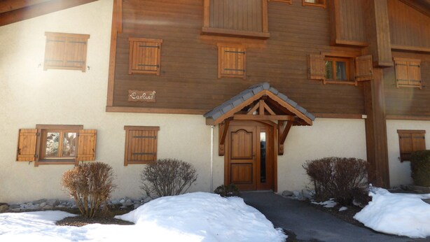 A wooden building with a sign reading "Carlisle" above the entrance. - 2-room cabin apartment, 6 ppl, parking in Les Contamines-Montjoie (Les Contamines-Montjoie)