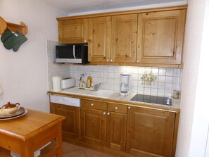 Jääkaappi, mikroaaltouuni, uuni, astianpesukone