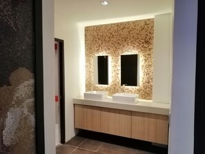 Spa - Stylish, Unique Artistic at your fingertip- 5 minutes from the beach (Baler)