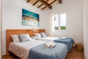 3 slaapkamers, een strijkplank/strijkijzer, gratis wifi, beddengoed