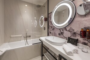 Suite, balkon | Badkamer | Een douche, milieuvriendelijke toiletartikelen, een haardroger