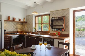 Een koelkast, een microgolfoven, een kookplaat, een vaatwasser