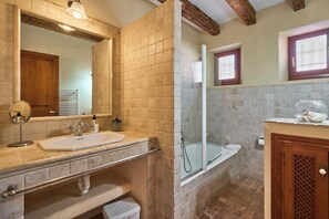 Badewanne, Haartrockner, Bidet, Handtücher