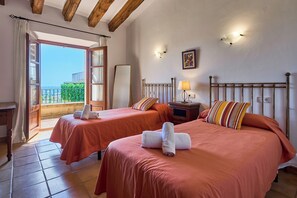4 chambres, fer et planche à repasser, accès au Wi-Fi (inclus)