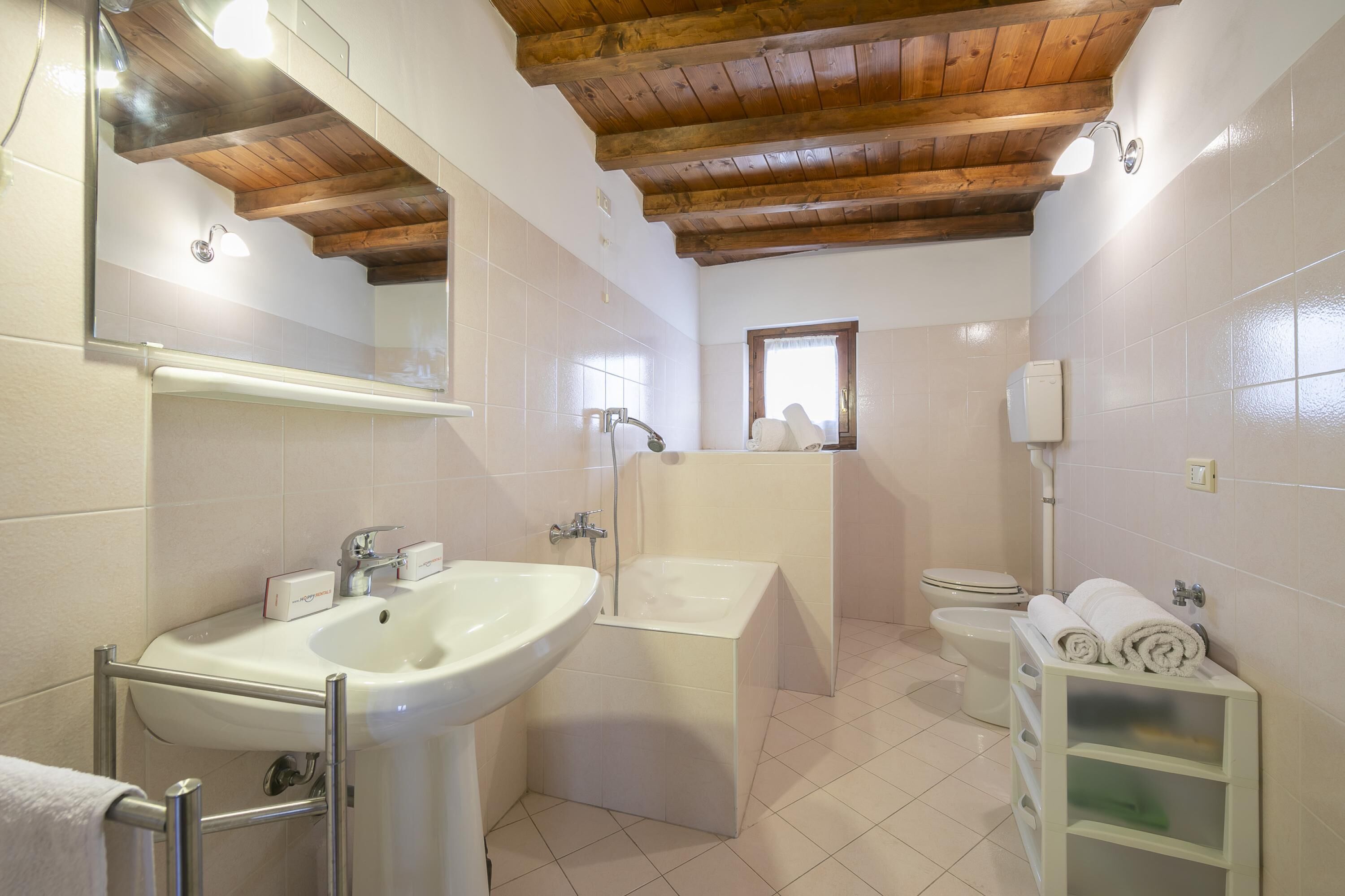 Standard-Apartment, Mehrere Schlafzimmer (Gufo - Navy- 100m  Near Lake) | Badezimmer | Duschwanne, Bidet, Handtücher, Seife