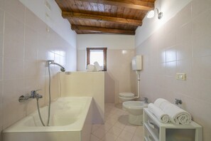 Departamento estándar, varias habitaciones (Gufo - Navy- 100m  Near Lake) | Baño | Tina con regadera, bidet, toallas, jabón 