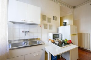 Standard Apartment, Multiple Bedrooms (Gufo- Flowers -100m  Near Lake) | Private kitchen | Fridge, microwave, stovetop, coffee/tea maker - Sergio Il Gufo Apartments (Toscolano Maderno)
