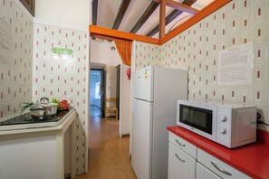 Fridge, microwave, stovetop, coffee/tea maker - Sergio Il Gufo Apartments (Toscolano Maderno)