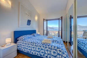 Casa de ciudad familiar, varias camas, en el área del jardín (Lake View Pool Apartment in Ranco) | 2 habitaciones, tabla de planchar con plancha y ropa de cama