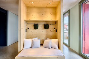 Deluxe-Apartment | Wohnbereich | 45-Zoll-Smart-TV mit Digitalempfang, Fernseher, Netflix