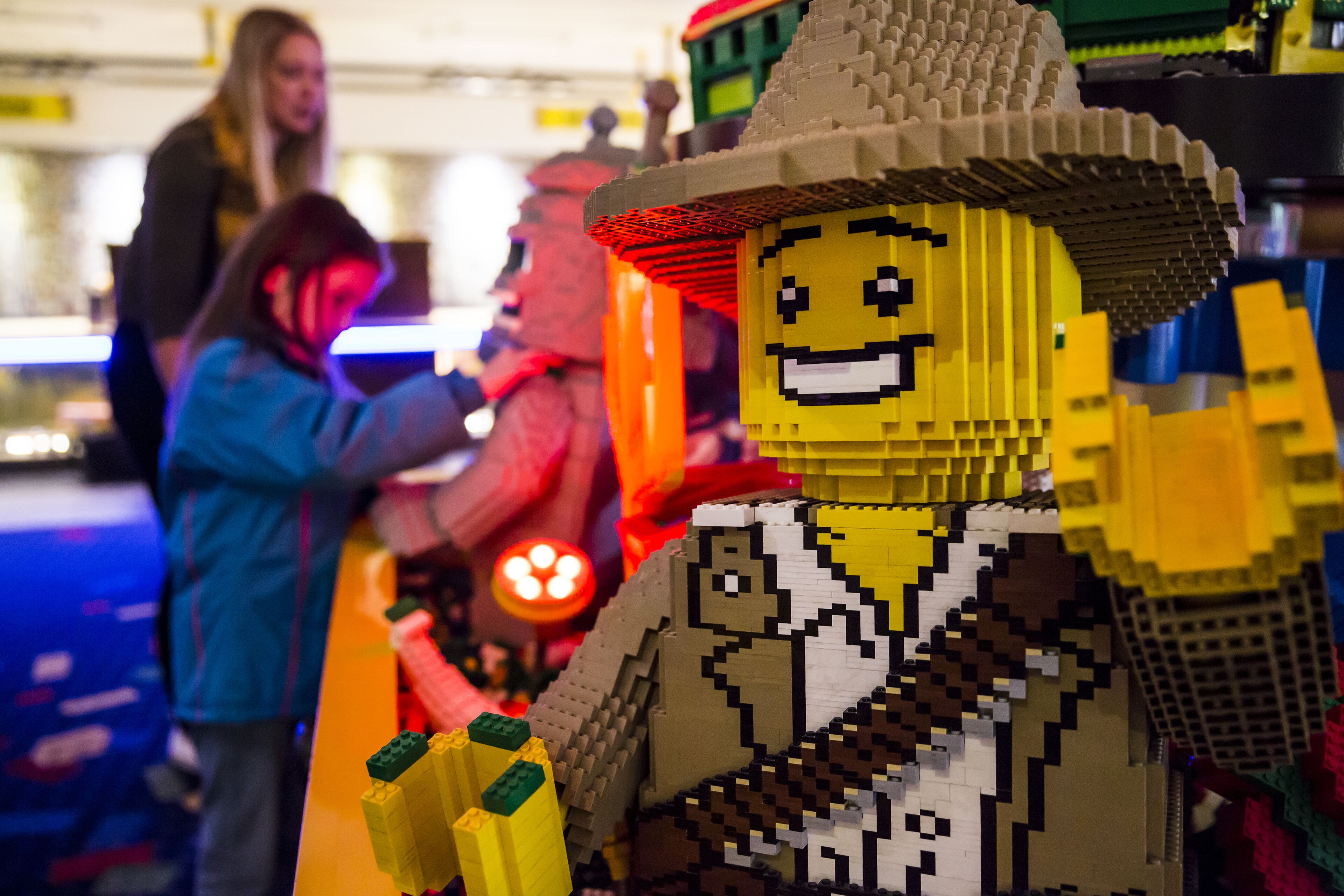 Eine LEGO-Figur mit Hut und Werkzeug.