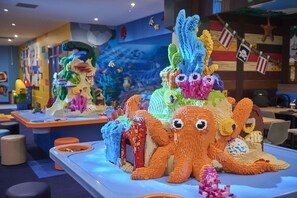 Una exhibición colorida de LEGO con diversas criaturas marinas y escenas submarinas.