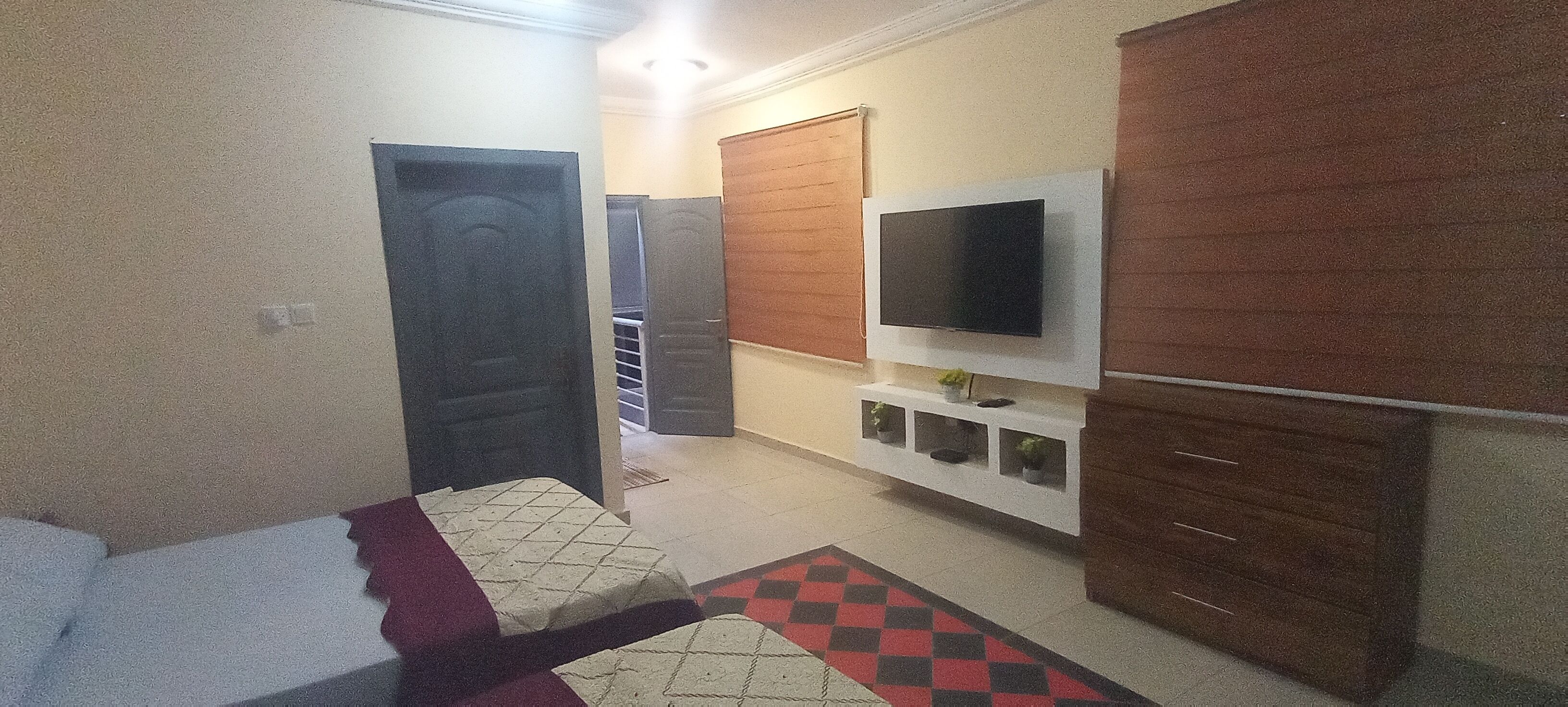 2 habitaciones y tabla de planchar con plancha 