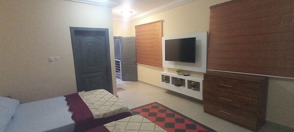 2 Schlafzimmer, Bügeleisen/Bügelbrett