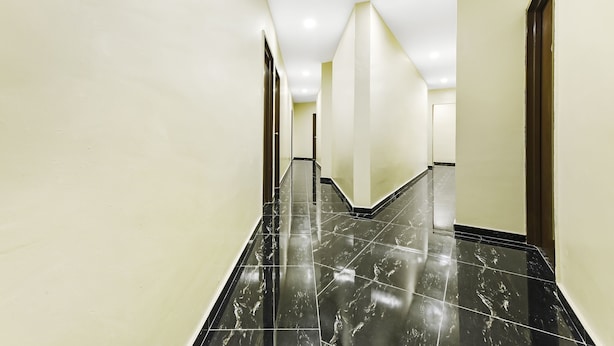 Lobby - OYO 90445 Th Hotel (Bahau)