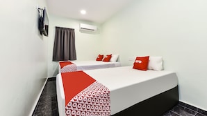 Deluxe Triple Room - OYO 90445 Th Hotel (Bahau)