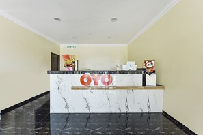 Reception - OYO 90445 Th Hotel (Bahau)