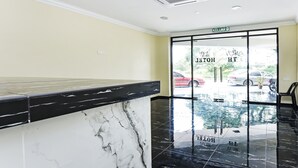 Lobby - OYO 90445 Th Hotel (Bahau)