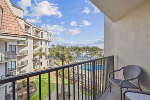 Property grounds - Stunning Marina & Water Views - Newly Renovated Bathrooms, Bike to Beach! (Hilton Head Island)