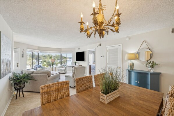 Dining - Stunning Marina & Water Views - Newly Renovated Bathrooms, Bike to Beach! (Hilton Head Island)