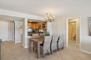Dining - Great Marina Views, Steps to Pool, Bike to Beach (Hilton Head Island)