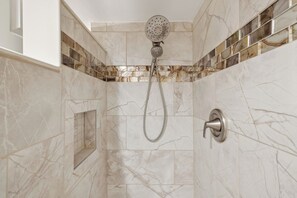 Bathtub, hair dryer, towels, soap - Great Marina Views, Steps to Pool, Bike to Beach (Hilton Head Island)