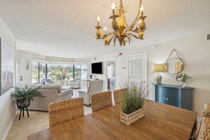 Dining - Great Marina Views, Steps to Pool, Bike to Beach (Hilton Head Island)