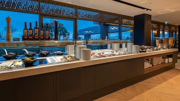 2 restaurantes, se sirven desayunos, comidas, cenas y cocina húngara