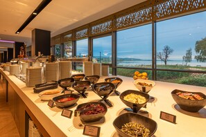 Petit déjeuner buffet servi tous les jours en supplément