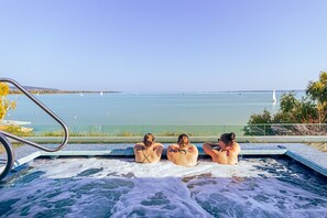 Outdoor spa tub - Hotel Helikon (Keszthely)