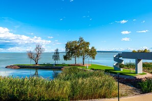 Private beach, sun loungers - Hotel Helikon (Keszthely)