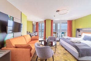 Rom – deluxe | Sengetøy av topp kvalitet, minibar, safe på rommet og skrivebord