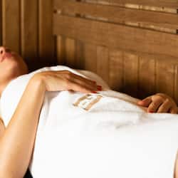 Een sauna, een bubbelbad, een stoombad, lichaamsbehandelingen