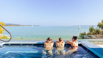 2 piscines couvertes, piscine extérieure, chaises longues