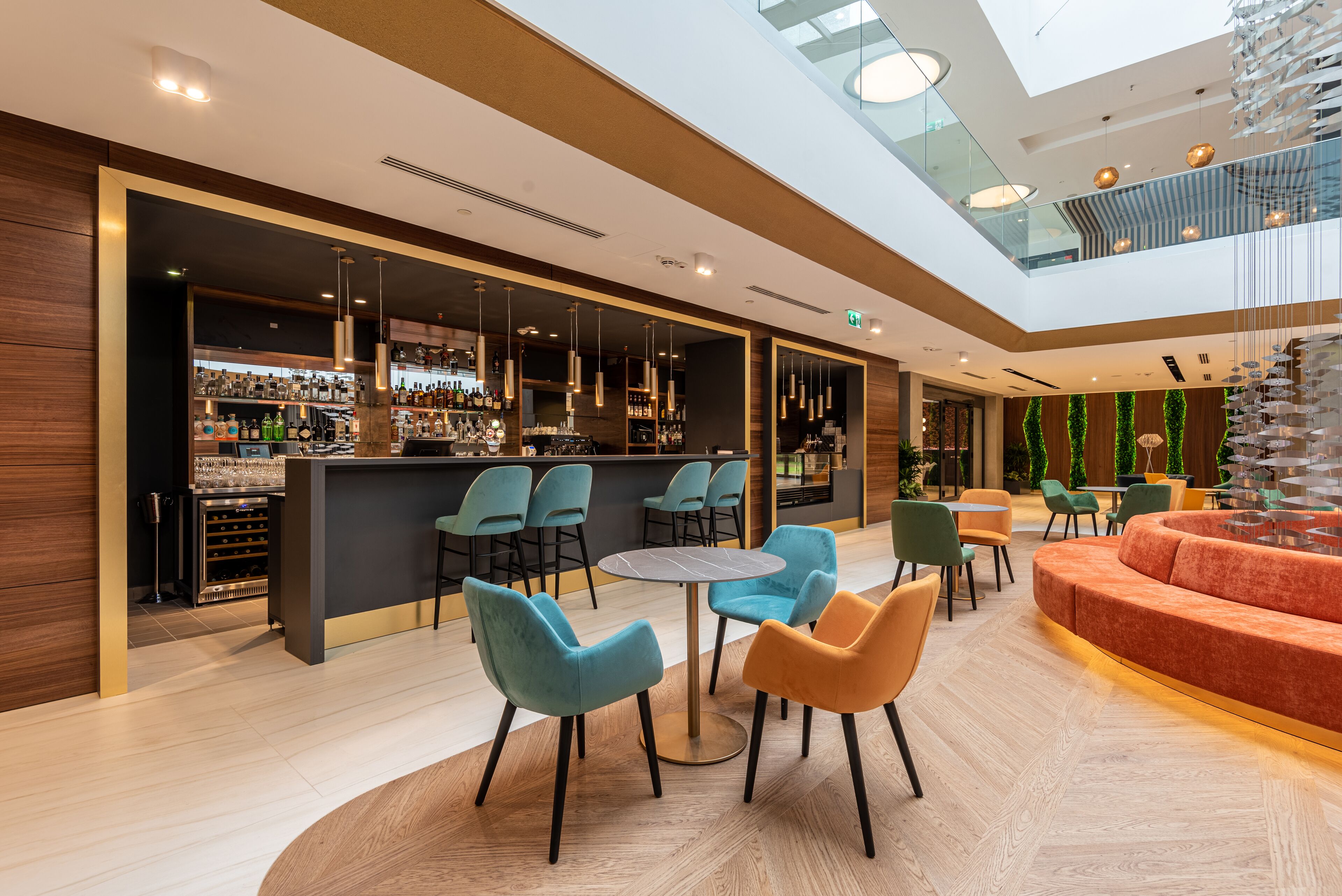 Una zona de bar moderna con asientos y una escalera.