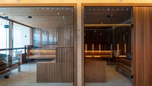 Un interior moderno con paneles de madera, divisiones de vidrio y zonas de estar.