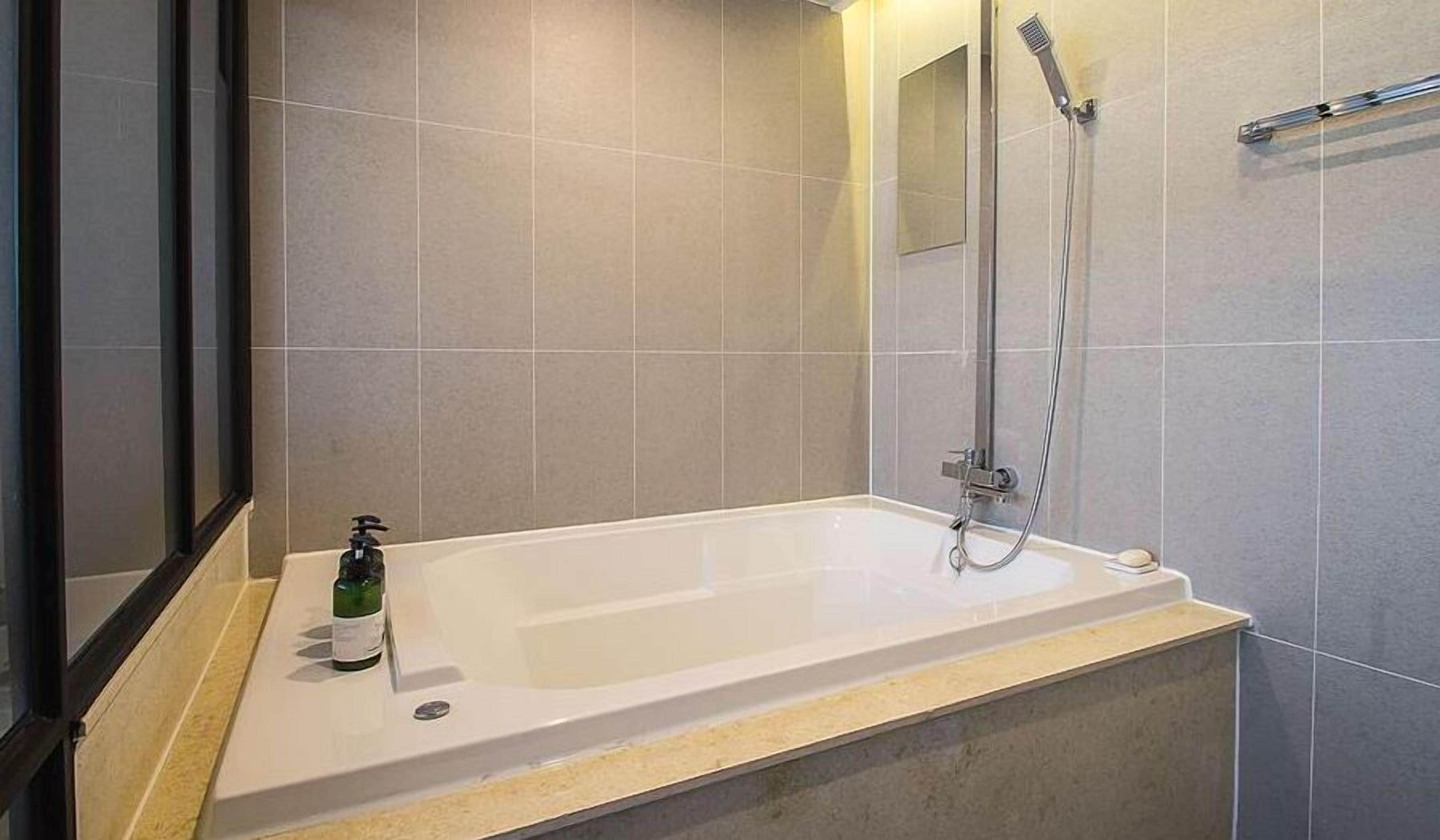 华丽客房 | 浴室 | 免费洗浴用品、吹风机、浴袍、毛巾