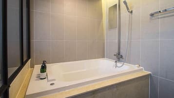 Deluxe Room | Bathroom | Free toiletries, hair dryer, bathrobes, towels