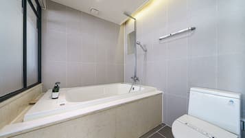 Deluxe Room | Bathroom | Free toiletries, hair dryer, bathrobes, towels